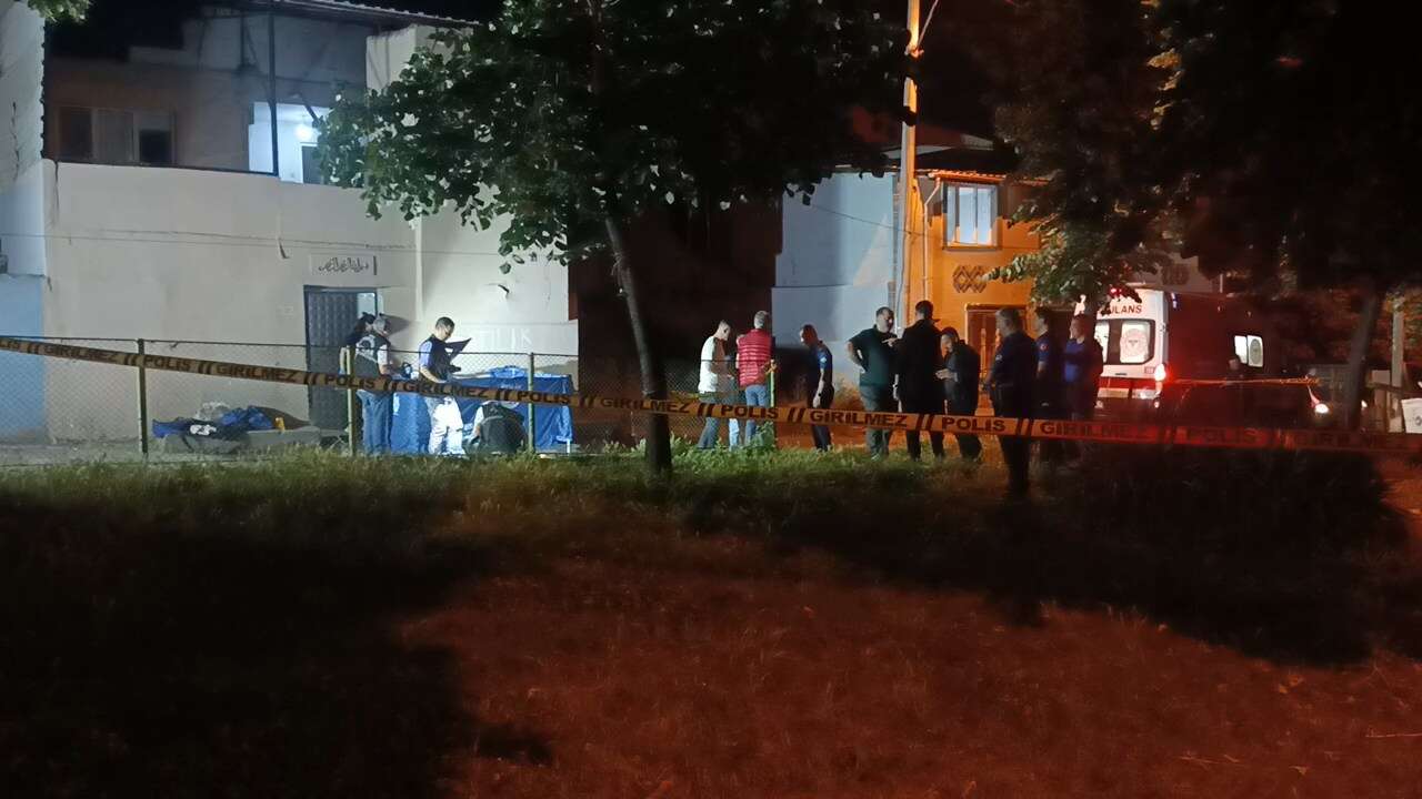 Karı-koca evlerine gelen kişi tarafından öldürüldü 8